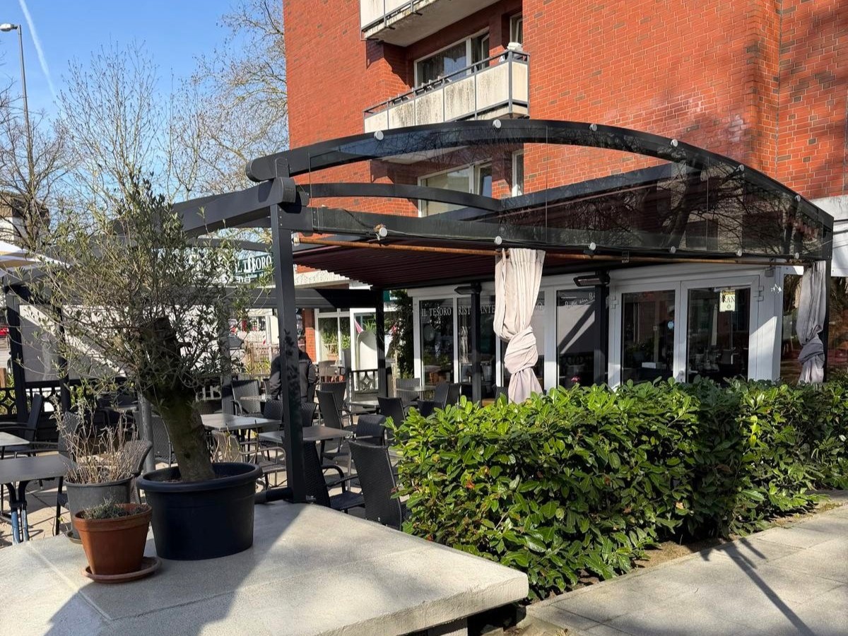 Pergola Crown von Zschimmer Hamburg überspannt Außen-Gastrofläche von 50 qm vor dem Restaurant Il Tesoro in Hamburg Eidelstedt