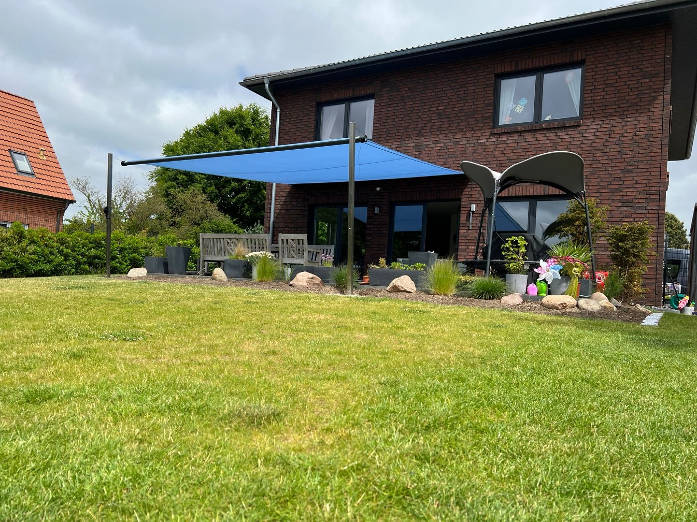 Shade Inox Sonnensegel von Shadedesign auf einer Terrasse