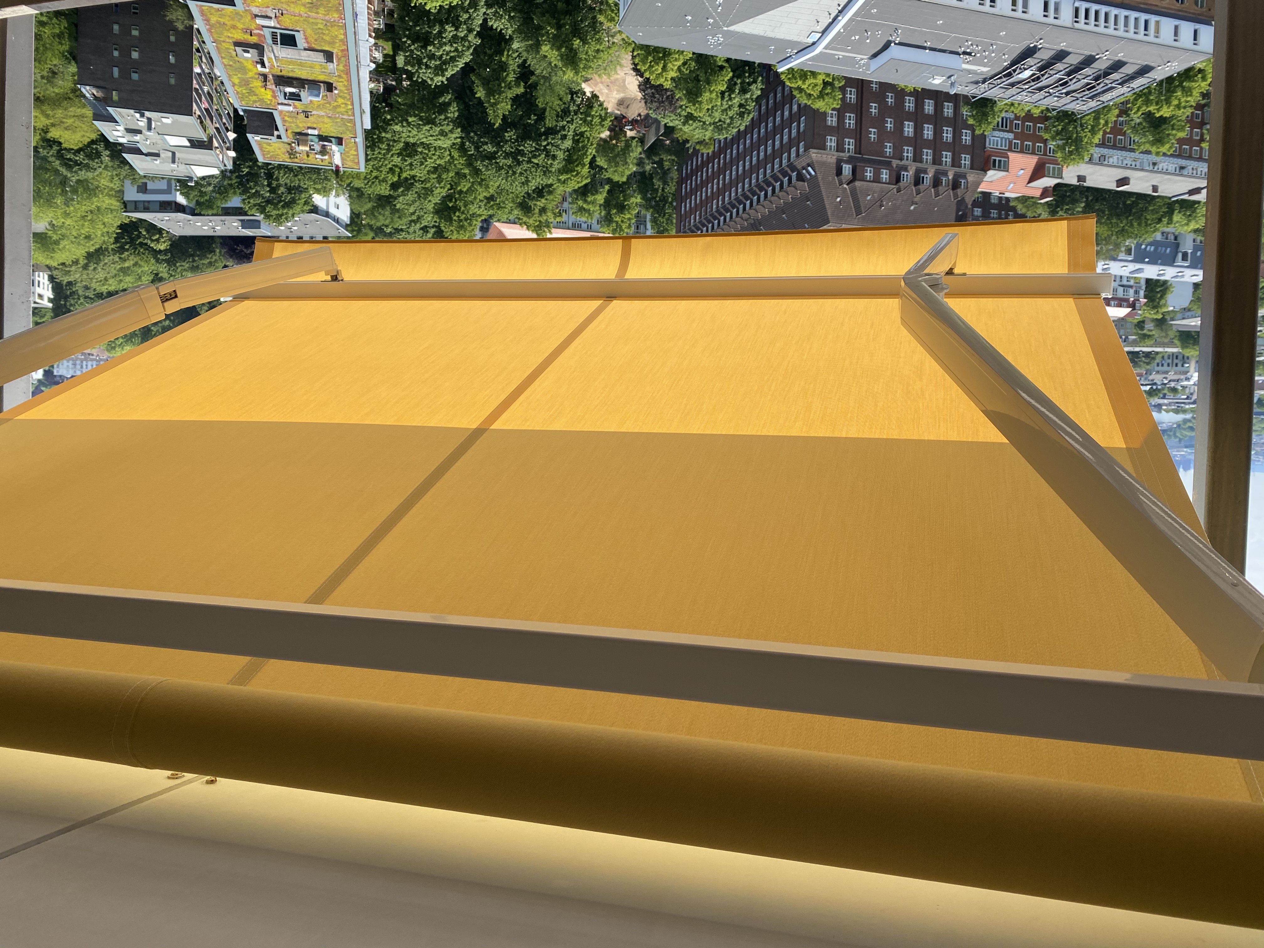 Sonnenschutz Markise über den Dächern von Hamburg