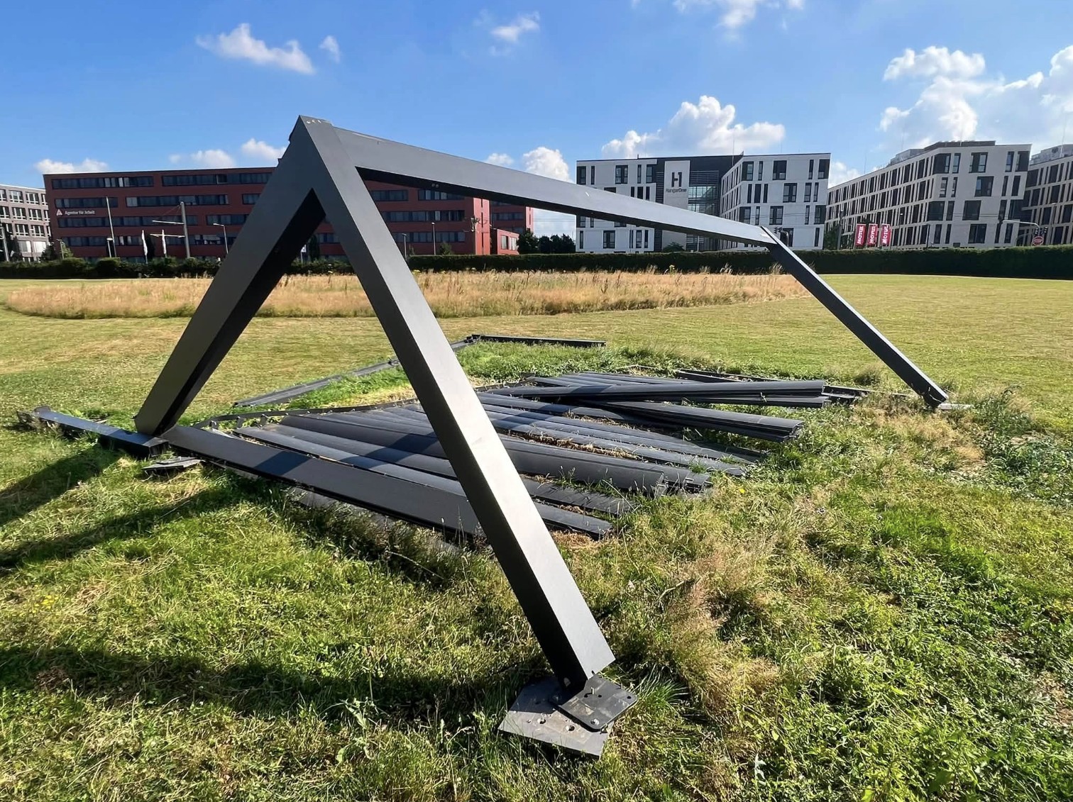 Testbild kollabiertes Lamellendach von Pergolux nach einem Produkttest durch R+S Innung Köln