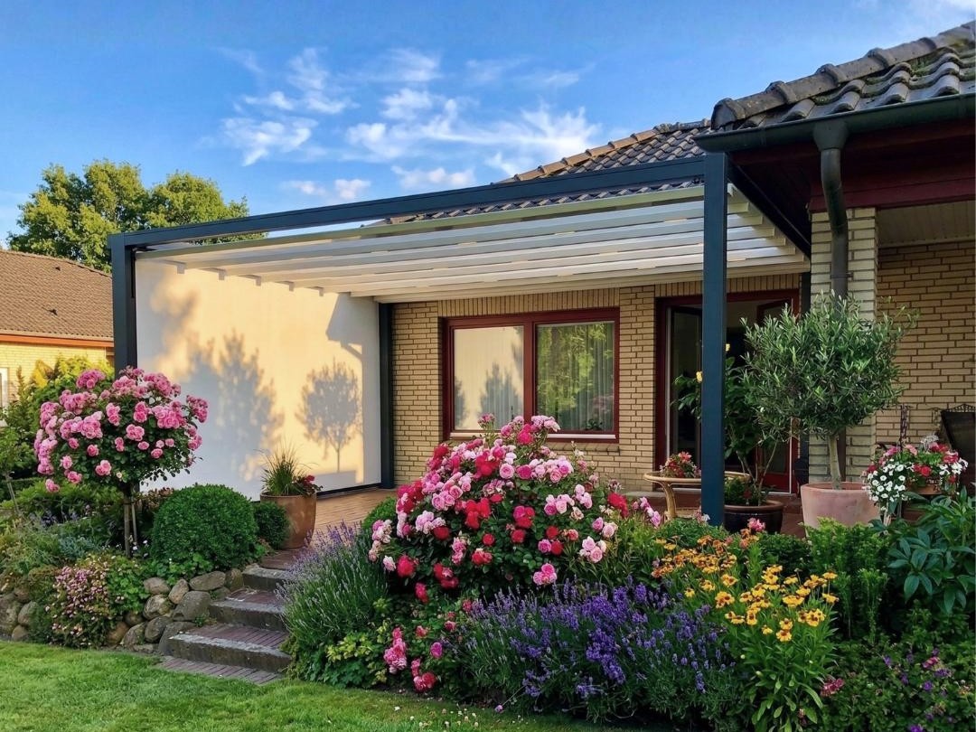 weiße Pergola Markise Sunrain Q überspannt Terrasse eines Einfamilienhaus mit Klinkerfassade