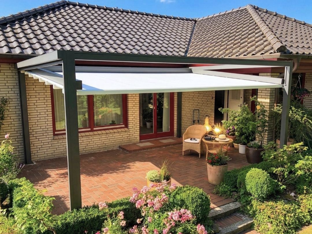 weiße Pergola-Markise Sunrain Q mit leicht abgesenktem Markisentuch spendet Schatten bei tiefstehender Sonne