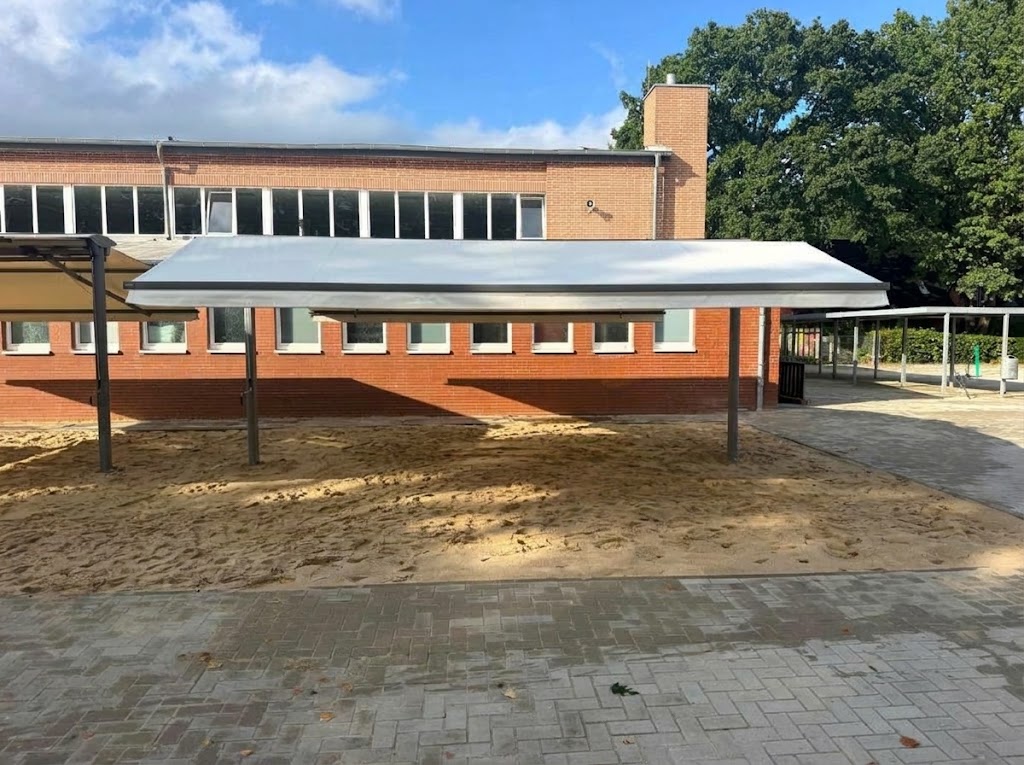Gastro Sunrain Markise überspannt große Sandkastenfäche an einer Hamburger Schule