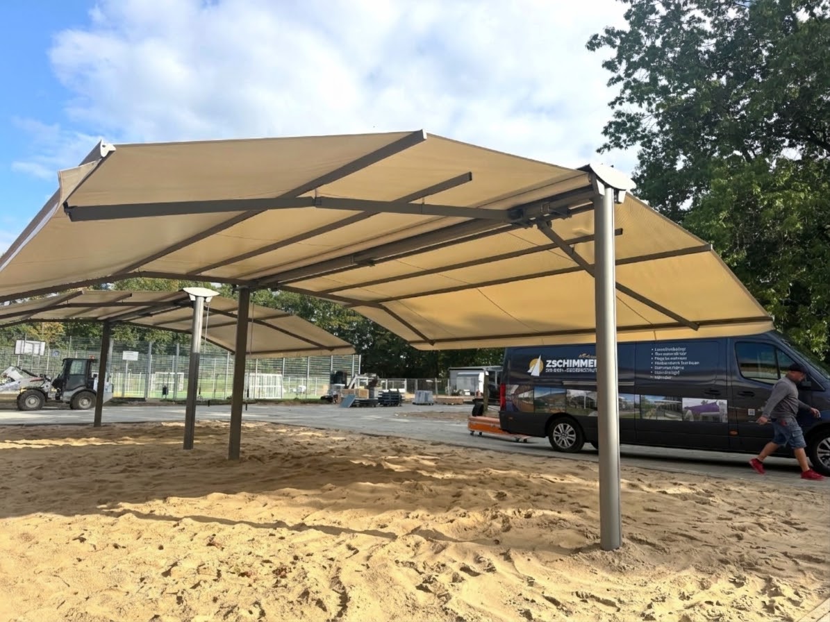 Gastro Sunrain Markise in beige überspannt eine große Sandkastenfläche