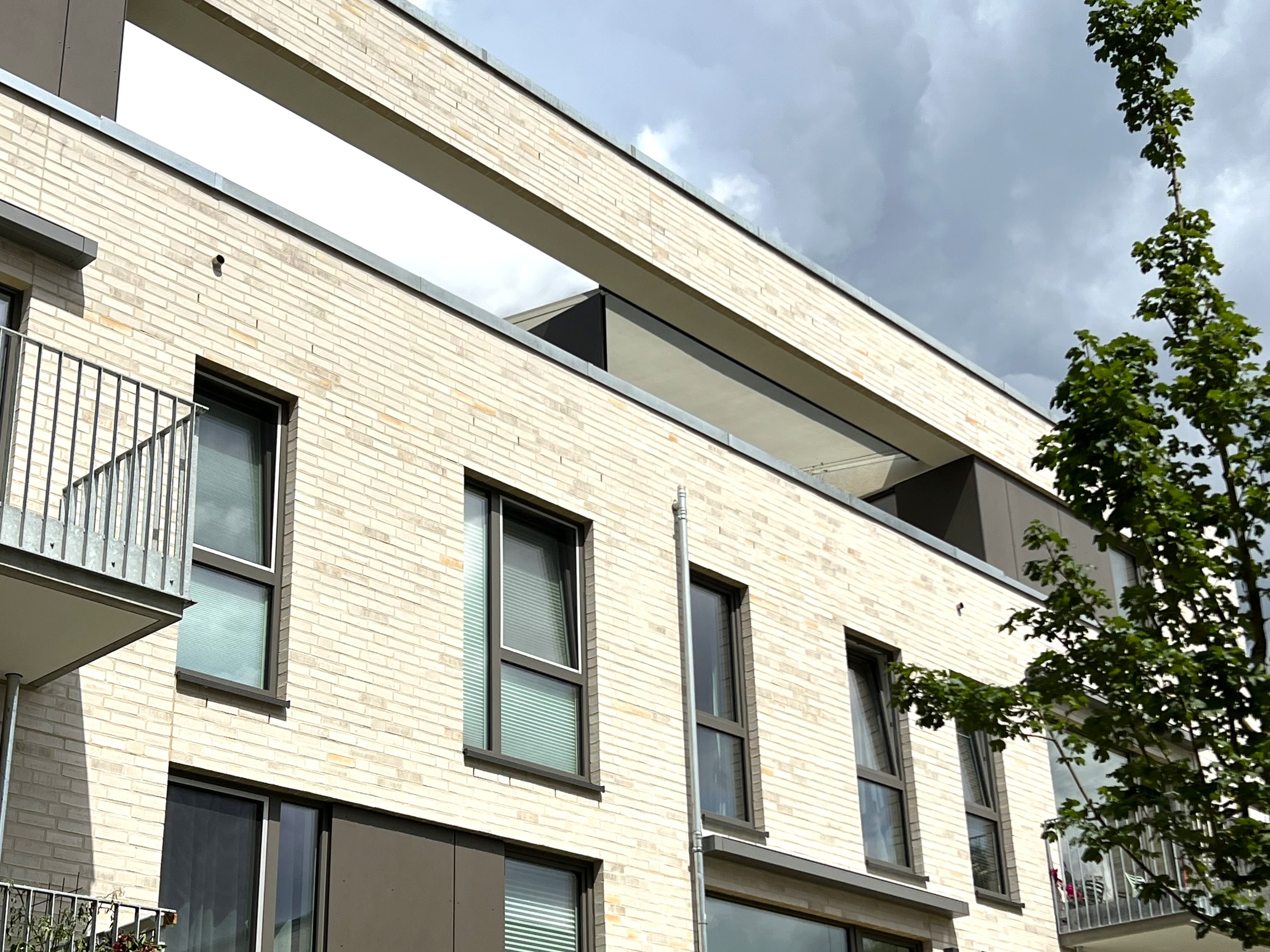 modernes Wohnhaus in Hamburg mit architonisch geöffneten Dachbalkon