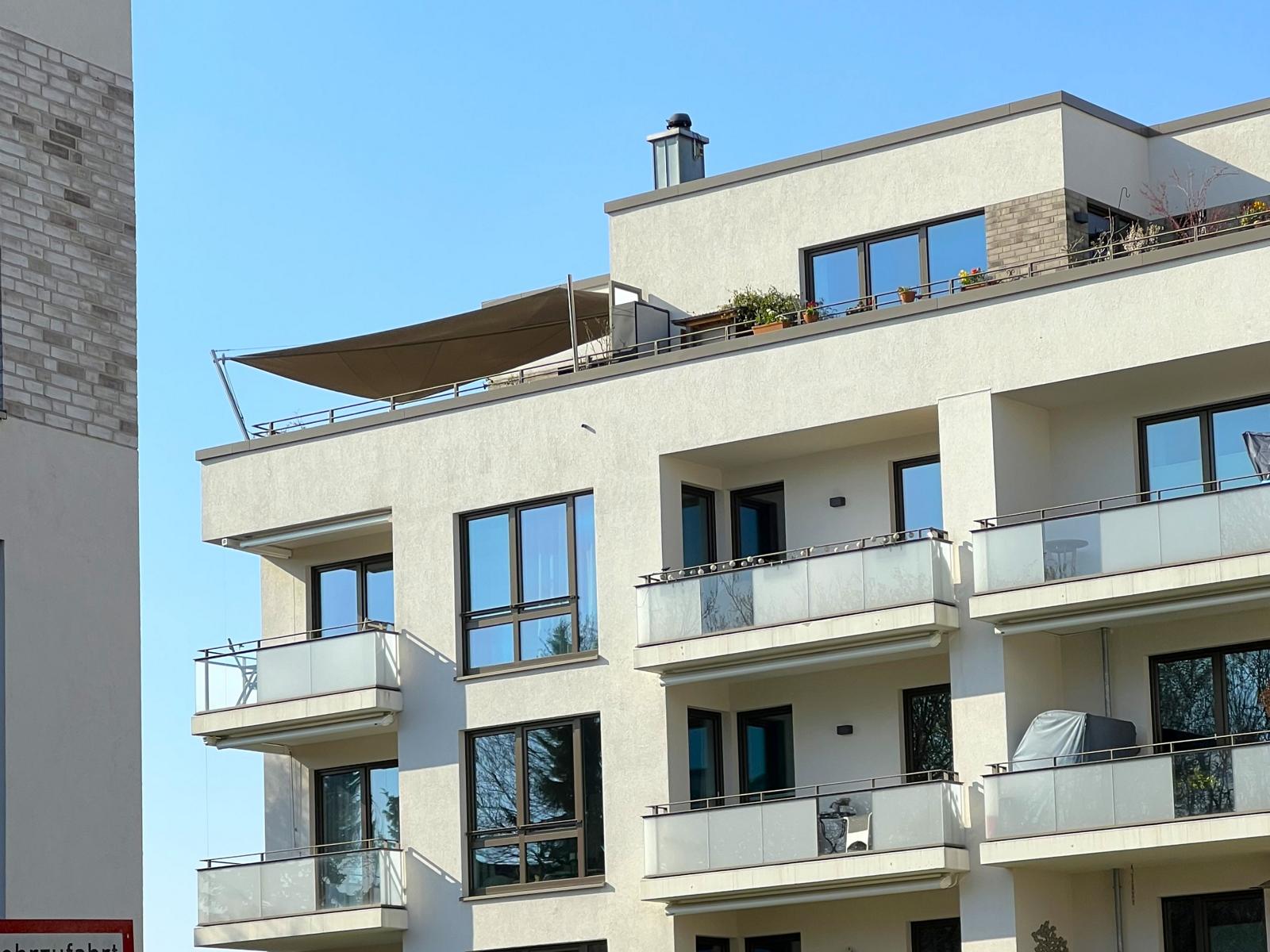 Sonnensegel überspannt eine große Dachterrasse