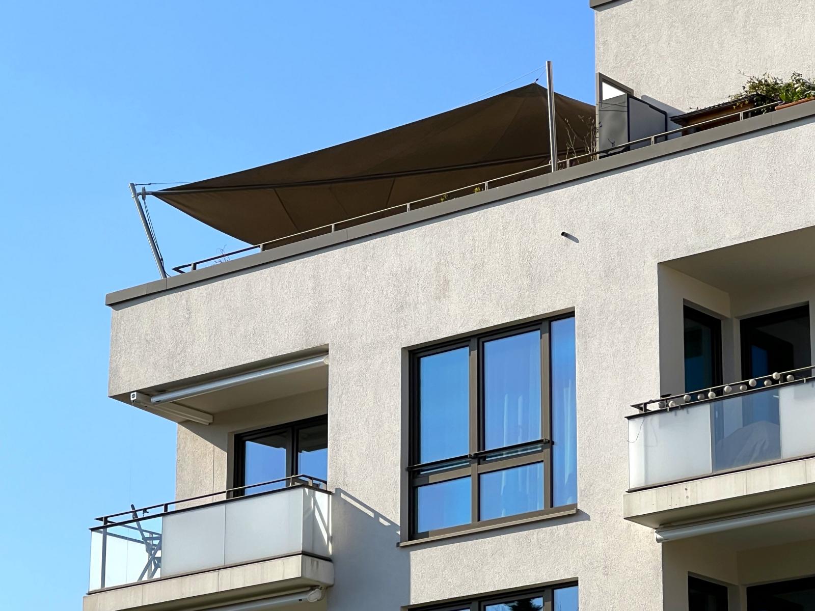 Sonnensegel an drei Masten befestigt überspannt eine große Dachterrasse in Hamburg