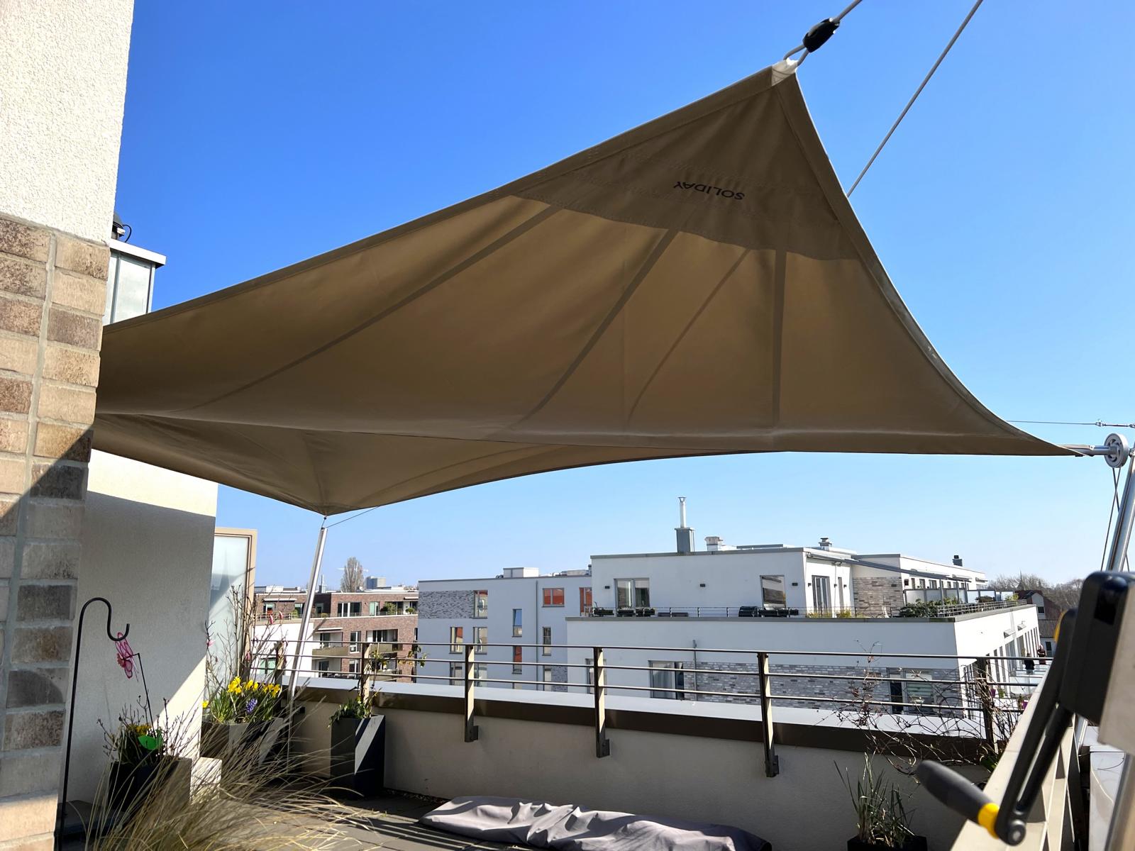 Blick von Dachterrasse in Hamburg, die von einem Sonnensegel beschattet ist