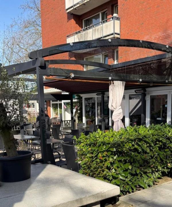 Pergola Crown von Zschimmer Hamburg überspannt Außen-Gastrofläche von 50 qm vor dem Restaurant Il Tesoro in Hamburg Eidelstedt
