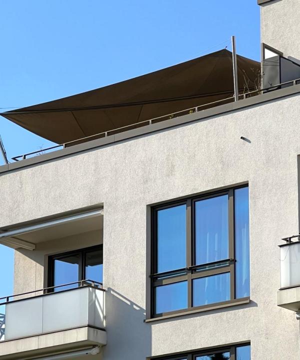 Sonnensegel überspannt eine große Dachterrasse in Hamburg