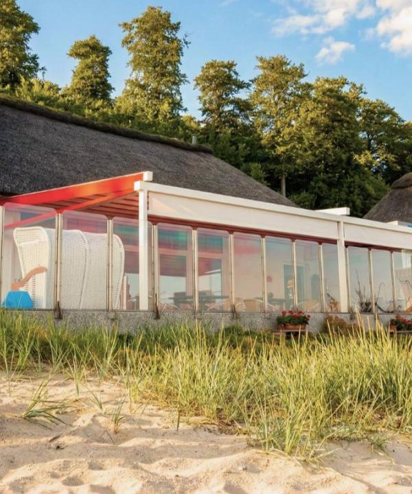 Rotes Pergoladach überspannt eine Außengastronomie an der Küste in Scharbeutz - Zschimmer Projekt