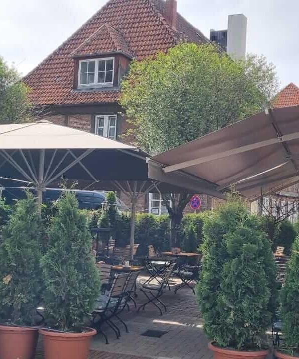 Schirme und Kassettenmarkisen im Cafe Oktober