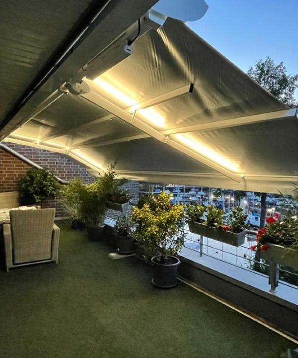 Sunrain Gelenkarmmarkise mit LED