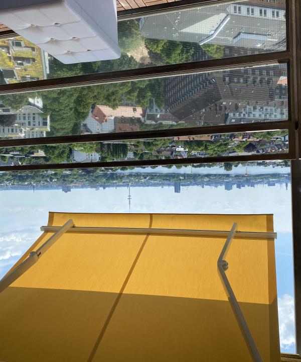Sonnenschutz Markise über den Dächern von Hamburg