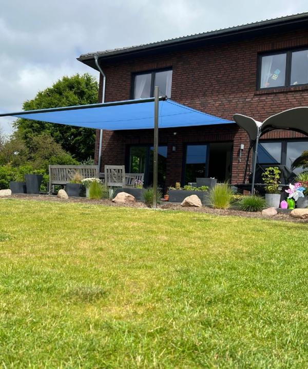 Shade Inox Sonnensegel von Shadedesign auf einer Terrasse