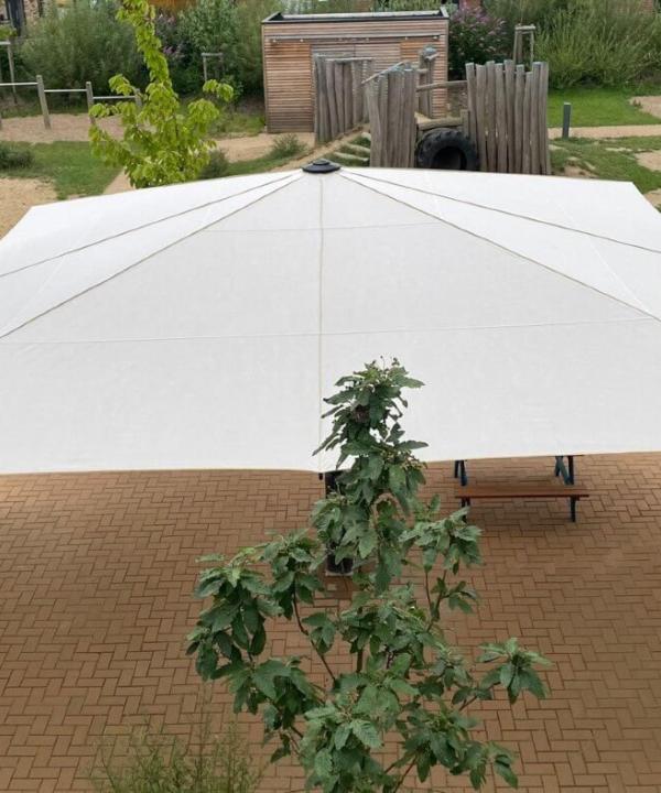 Große Sonnenschirme im Kindergarten