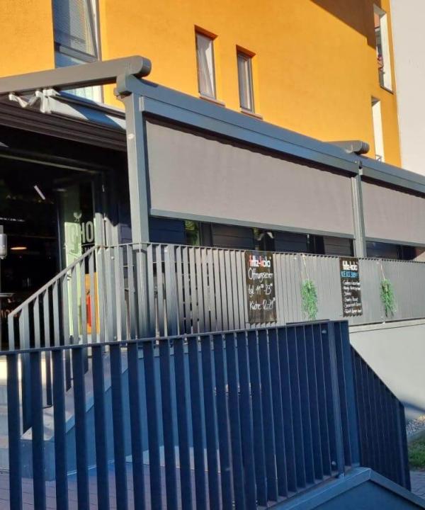 Pergola Silver und Schattello Schirm für die Gastronomie