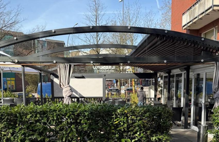 Halbgeöffnte Pergola Crwon als Terrassenüberdachung des Restaurants Il Tesoro in Hamburg Eidelstedt