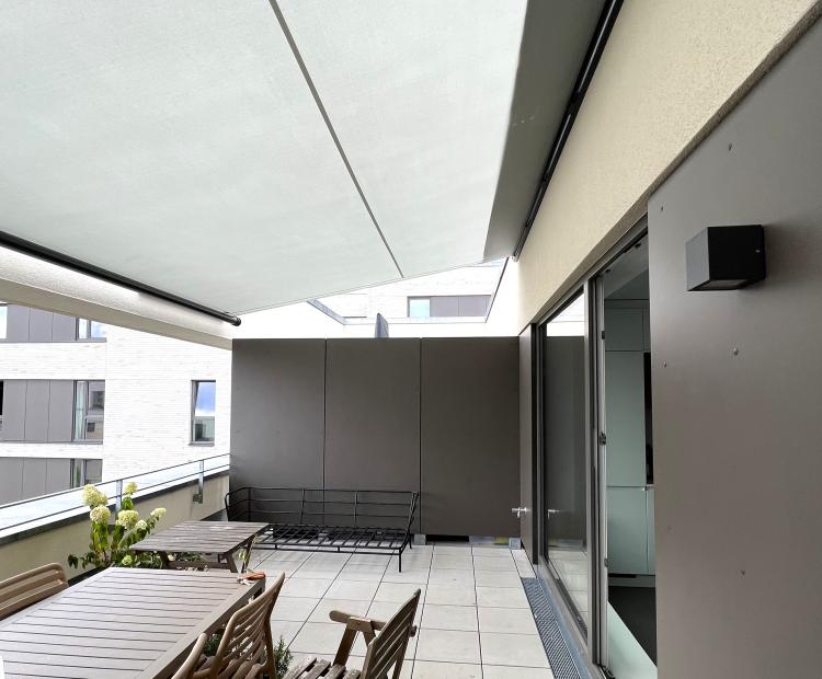 Shaddesign Segel Structure überspannt mit 3,30mtr Tiefe und 5,50 mtr. Länge einen Dachbalkon in Hamburg