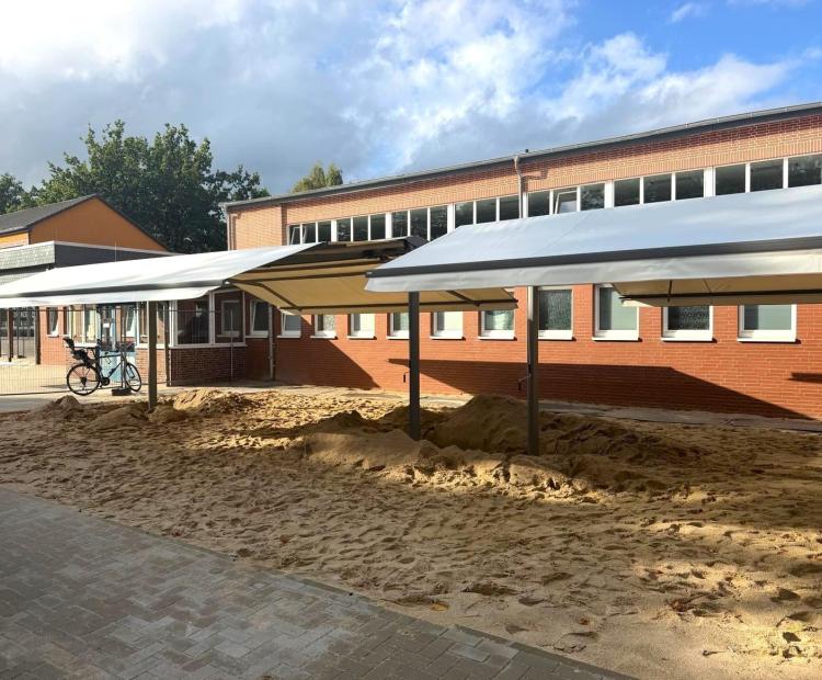 Markisen überspannen eine große Sandkasten einer Schule in Hamburg, Projekt Zschimmer
