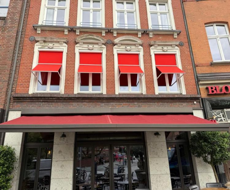 Fenstermarkisen in rot als Markisoletten-Lösung am Block House in Lübeck