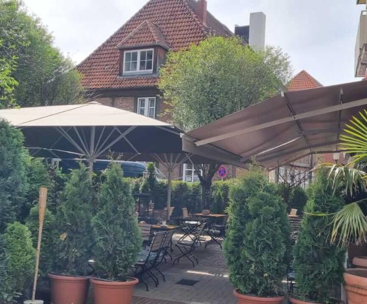 Schirme und Kassettenmarkisen im Cafe Oktober