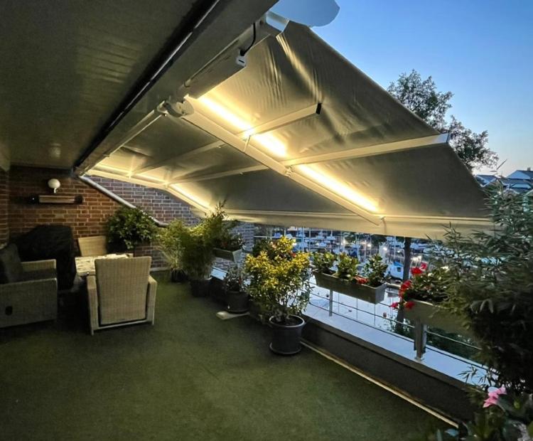 Sunrain Gelenkarmmarkise mit LED