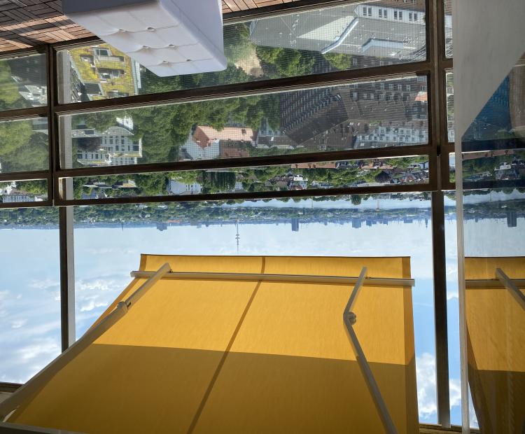 Sonnenschutz Markise über den Dächern von Hamburg