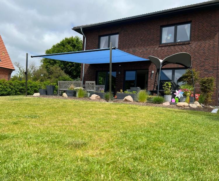 Shade Inox Sonnensegel von Shadedesign auf einer Terrasse