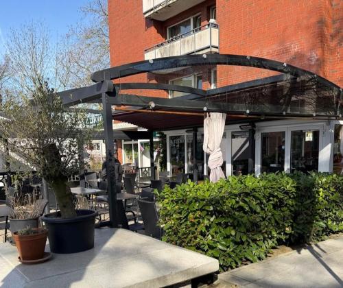 Pergola Crown von Zschimmer Hamburg überspannt Außen-Gastrofläche von 50 qm vor dem Restaurant Il Tesoro in Hamburg Eidelstedt