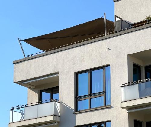 Sonnensegel überspannt eine große Dachterrasse in Hamburg