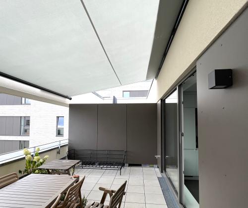 Shaddesign Segel Structure überspannt mit 3,30mtr Tiefe und 5,50 mtr. Länge einen Dachbalkon in Hamburg