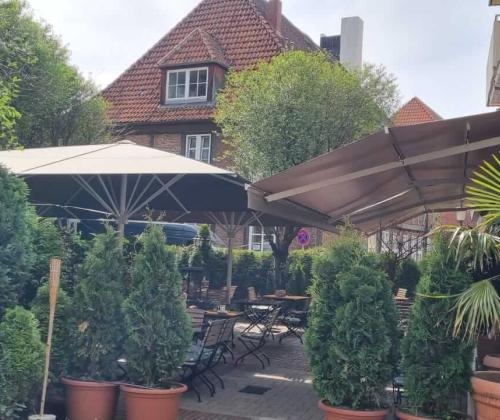 Schirme und Kassettenmarkisen im Cafe Oktober