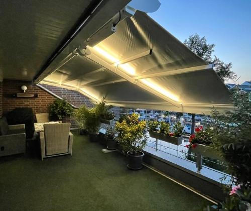 Sunrain Gelenkarmmarkise mit LED