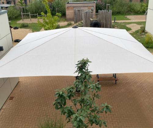 Große Sonnenschirme im Kindergarten