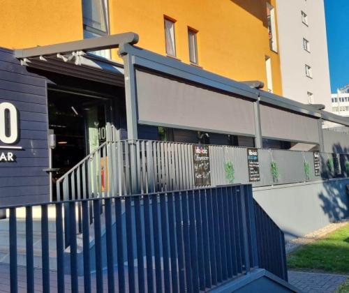 Pergola Silver und Schattello Schirm für die Gastronomie