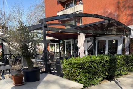 Pergola Crown von Zschimmer Hamburg überspannt Außen-Gastrofläche von 50 qm vor dem Restaurant Il Tesoro in Hamburg Eidelstedt