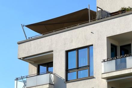 Sonnensegel überspannt eine große Dachterrasse in Hamburg