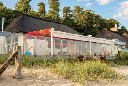 Rotes Pergoladach überspannt eine Außengastronomie an der Küste in Scharbeutz - Zschimmer Projekt