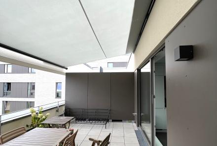 Shaddesign Segel Structure überspannt mit 3,30mtr Tiefe und 5,50 mtr. Länge einen Dachbalkon in Hamburg