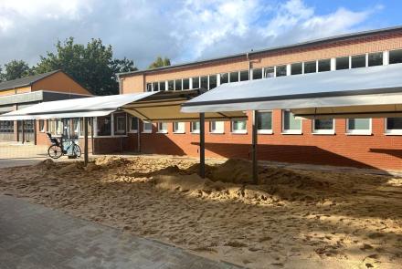 Markisen überspannen eine große Sandkasten einer Schule in Hamburg, Projekt Zschimmer