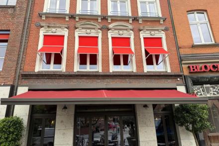 Fenstermarkisen in rot als Markisoletten-Lösung am Block House in Lübeck