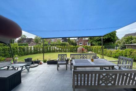 Shade Inox Sonnensegel ausgefahren auf einer Terrasse