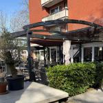 Pergola Crown von Zschimmer Hamburg überspannt Außen-Gastrofläche von 50 qm vor dem Restaurant Il Tesoro in Hamburg Eidelstedt