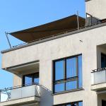 Sonnensegel überspannt eine große Dachterrasse in Hamburg