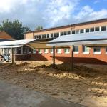 Markisen überspannen eine große Sandkasten einer Schule in Hamburg, Projekt Zschimmer
