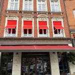 Fenstermarkisen in rot als Markisoletten-Lösung am Block House in Lübeck